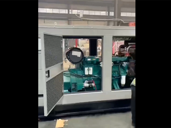 濰柴300kw靜音機(jī)組正在組裝